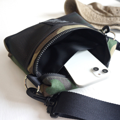 メッシュポケット付 迷彩ショルダーバッグ｜クロスボディバッグ