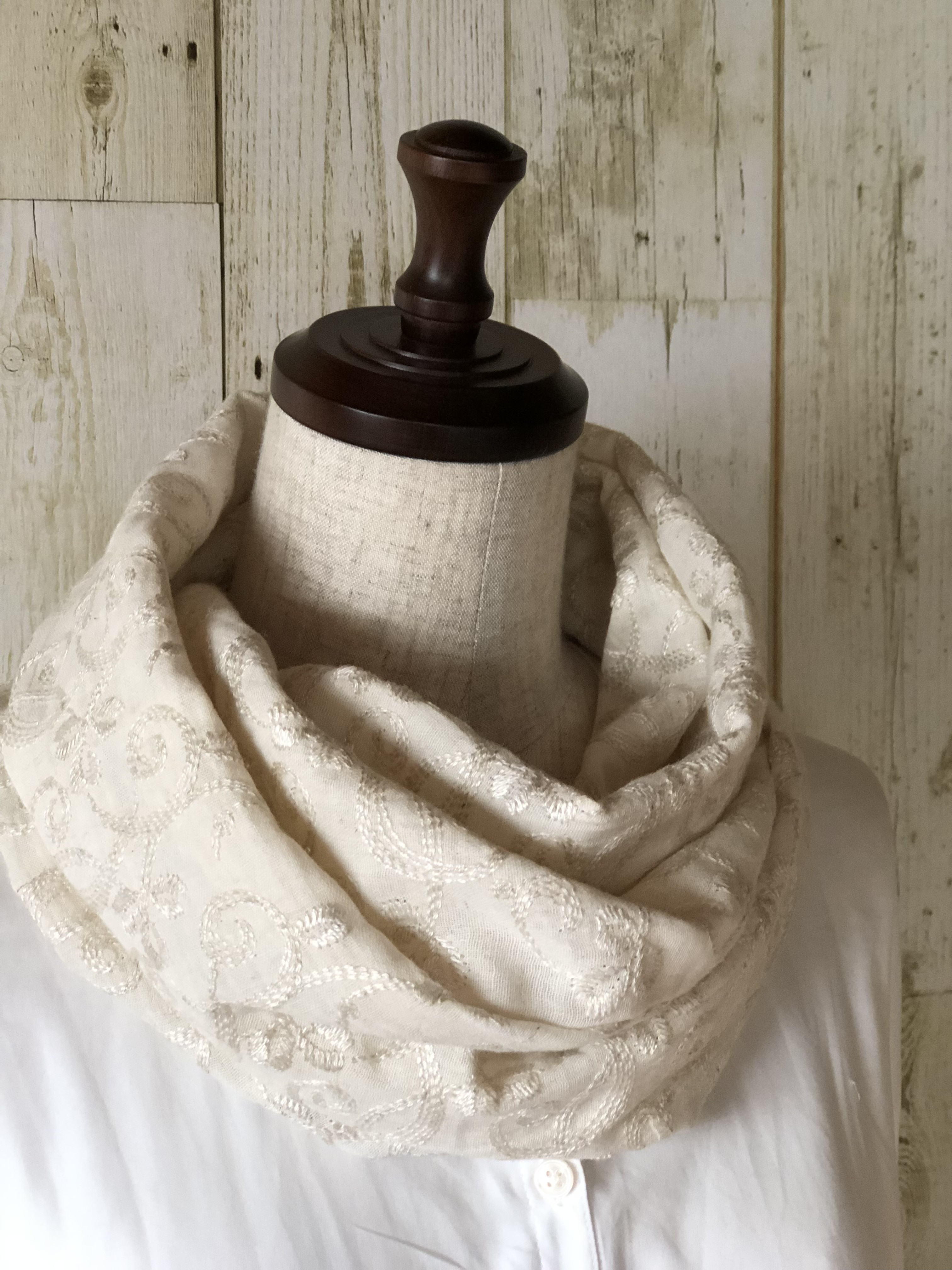 楽チン❣️かぶるだけ★全面刺繍ハーフリネンダブルガーゼのスヌード（A）