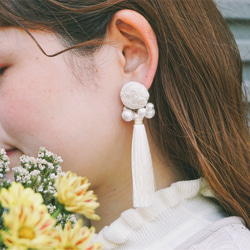 【再販】はなもようの耳飾り タッセル  刺繍　イヤリング　ピアス　くるみボタン　お花　 2枚目の画像