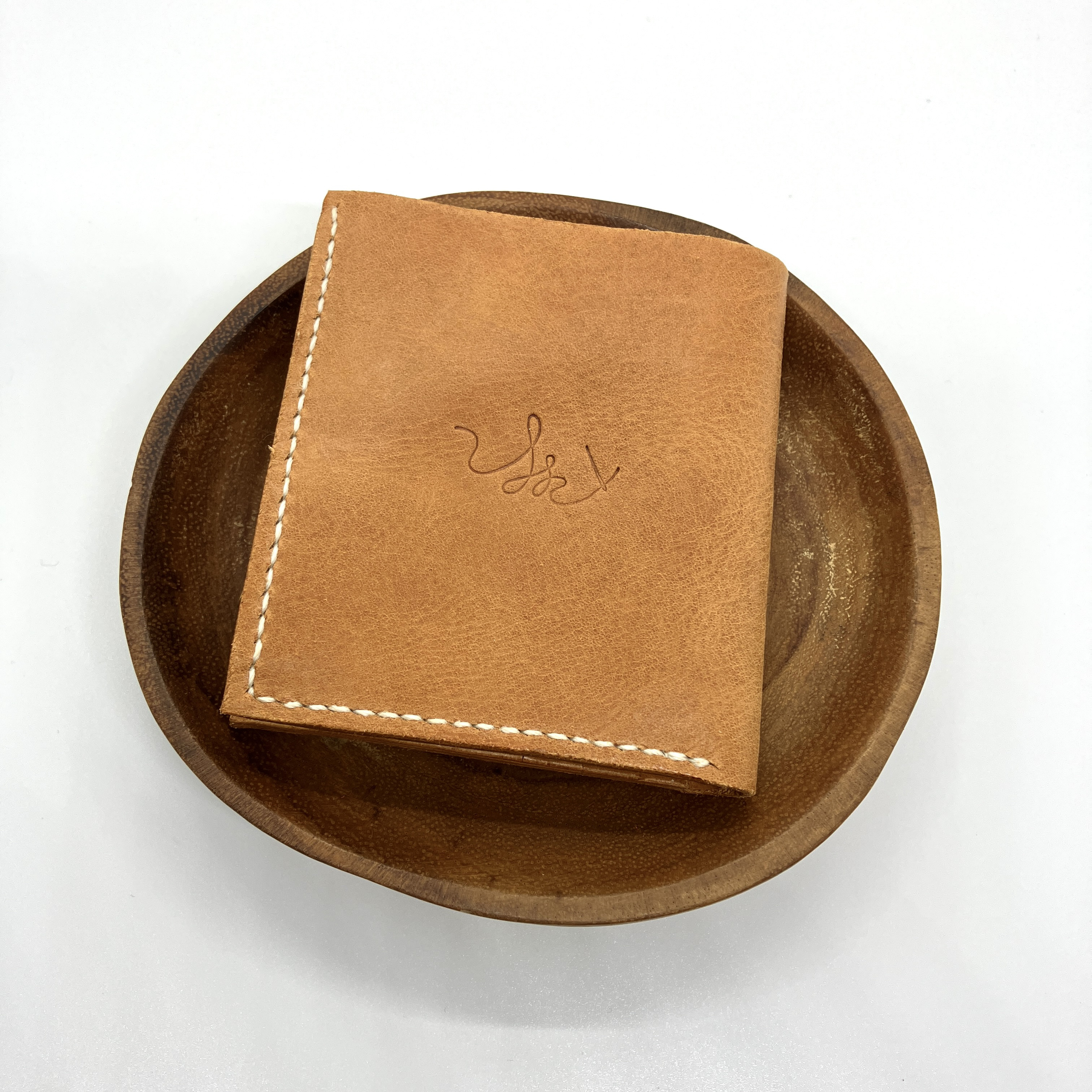 【ハーフウォレット/二つ折り財布/薄型】たつの蝋引きヌメ革　キャメル　革財布　ミニ財布　手縫い