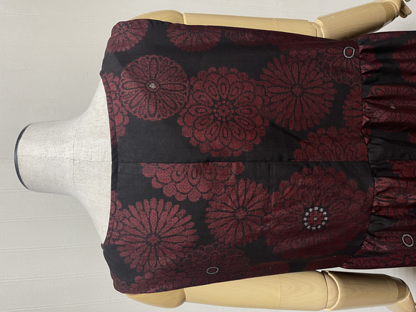 着物リメイク 黒地に花紋の大島紬のティアードワンピース M~Lサイズ 4枚目の画像