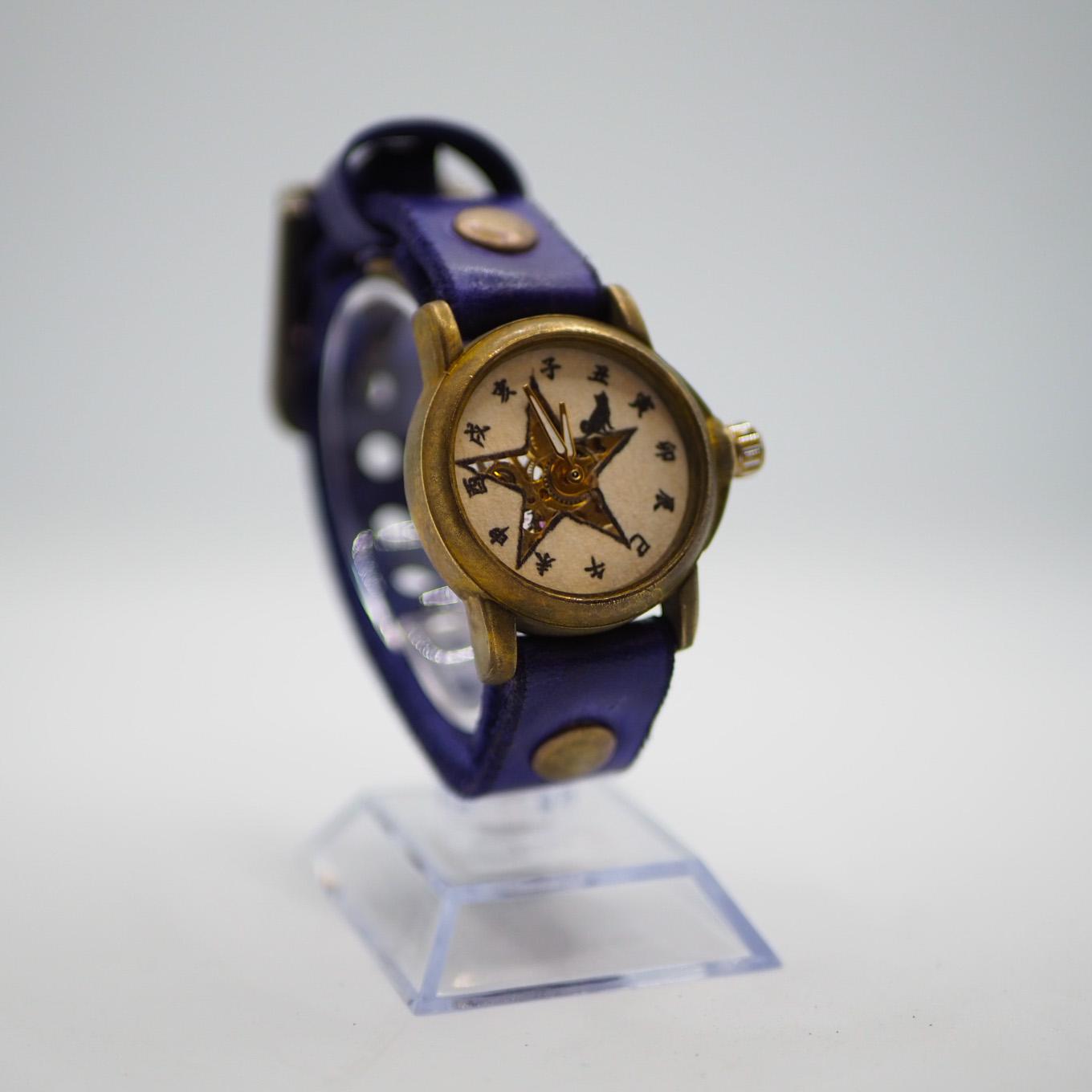 星に佇む犬を描いた 星犬（せいけん）