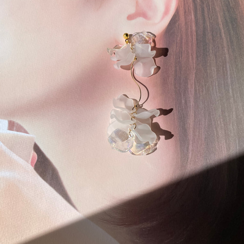 再販すりガラス風花びら オーロラ花びら ピアスorイヤリング  