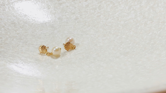 K14gfシェルモチーフのスタッドピアスと淡水真珠 3枚目の画像