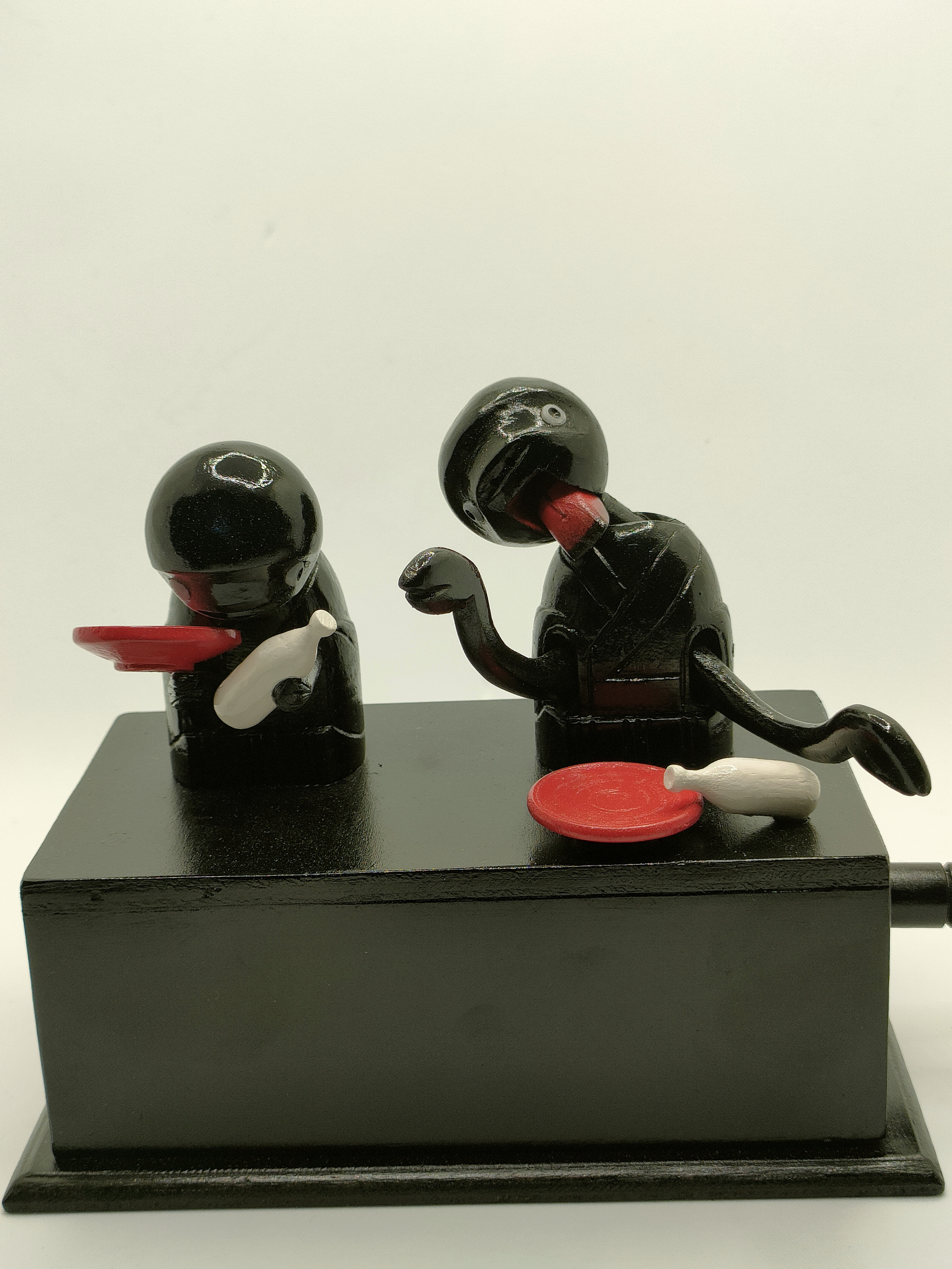 【神戸人形　宴会】つまみを回せば黄泉(よみ)返る、かわいいお化けのからくり人形