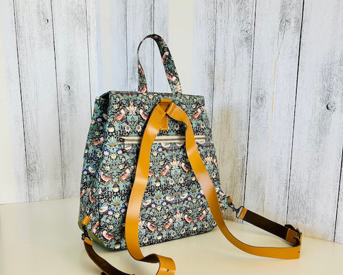 美品✨大人気 レスポートサック いちご泥棒 リュック 花柄 鳥 コーティング加工 美品✨大人気 レスポートサック いちご泥棒 リュック 花柄 鳥