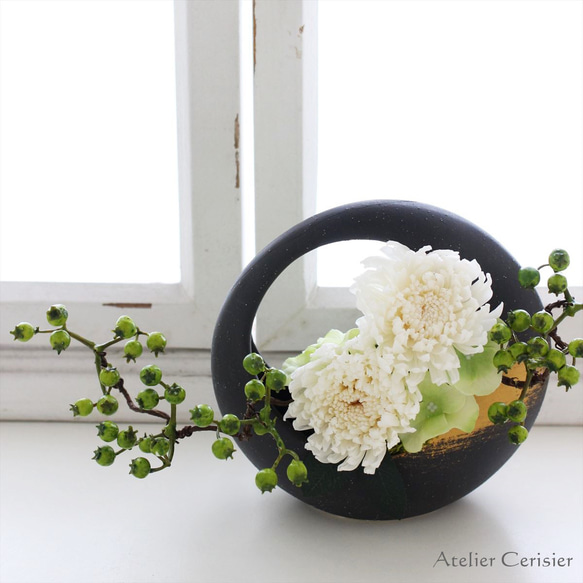 輪菊の仏花＜あけぼの Sサイズ＞白色 お供え花 プリザーブドフラワー 1枚目の画像