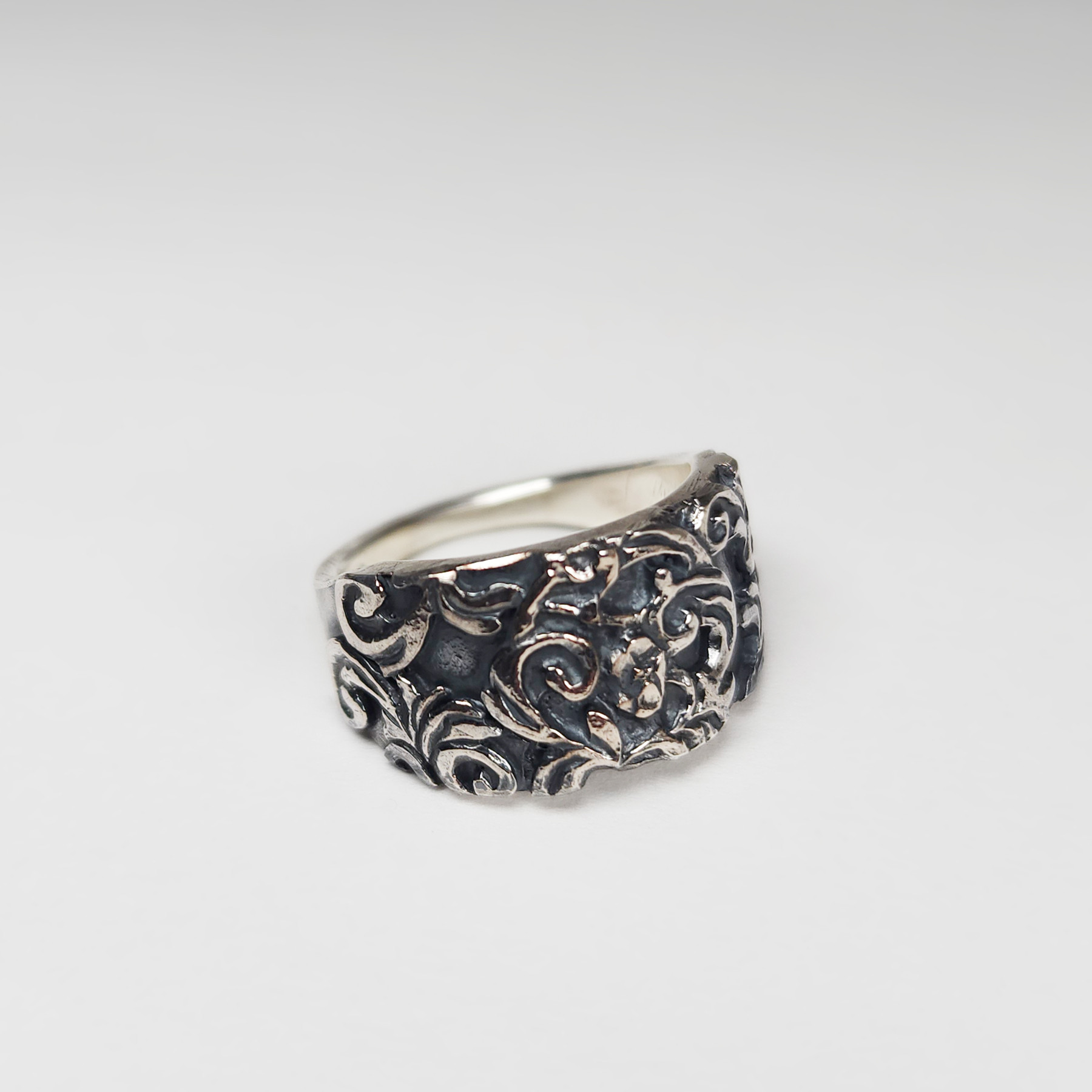 唐草いぶしシルバーリング　　指輪 サイズ調整 金属アレルギー 刻印 太め 大きいサイズ 名入れ ゴシック 誕生日 大ぶり
