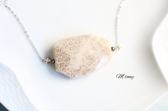 珊瑚の化石。古花舞う」 大粒 一粒。シンプル ネックレス ロング  
