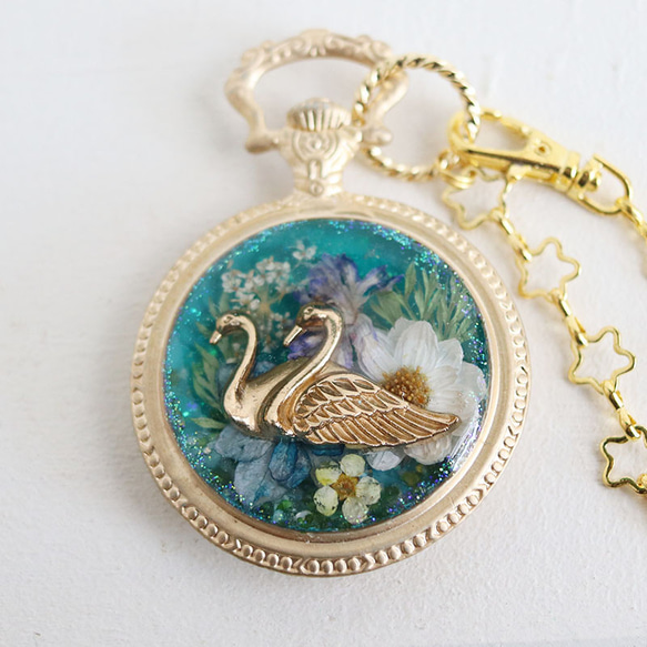 Mori no Hanabatake 懷錶風格包飾（天鵝、綠松石藍、金色）*可更改為吊墜 第3張的照片