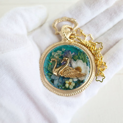 Mori no Hanabatake 懷錶風格包飾（天鵝、綠松石藍、金色）*可更改為吊墜 第4張的照片