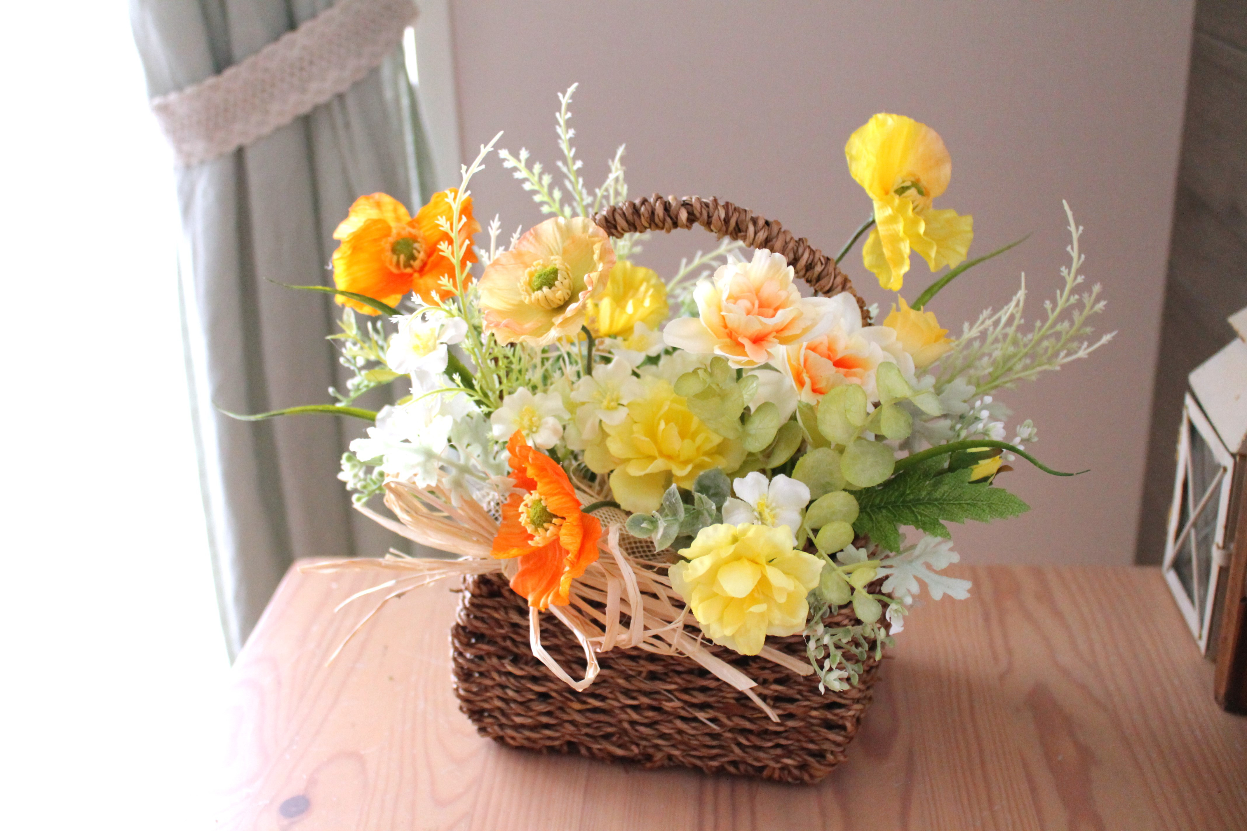 【アーティフィシャルフラワー】ポピーのバスケットアレンジメント　オレンジ&イエロー　30×25cm　《受注製作》