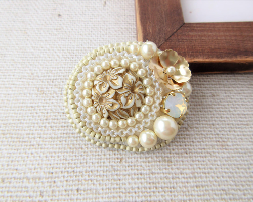 Little Flower＊ビーズ刺繍ブローチ（pink＆silver）│ピンク色