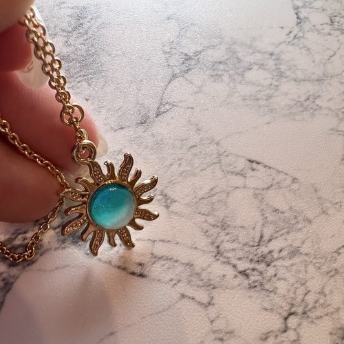 海のネックレス 太陽アクセサリー SUN レジンアート 波アート 太陽 海 