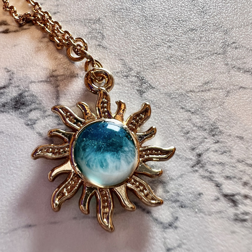 海のネックレス 太陽アクセサリー SUN レジンアート 波アート 太陽 海