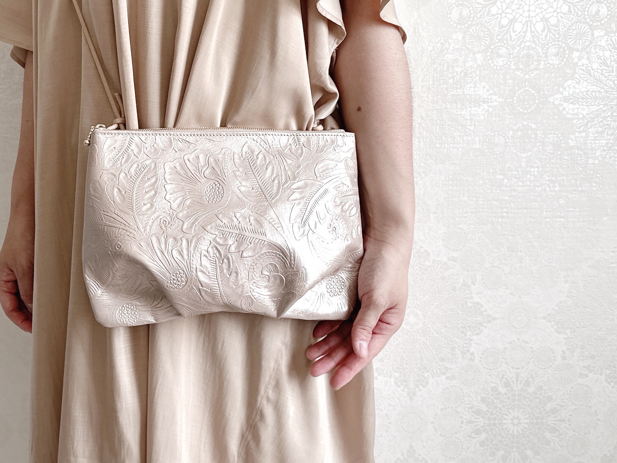 容量たっぷり クロワッサン 大サコッシュ 本革 スマホ ポーチ ショルダー ボタニカル シャンパン ゴールド