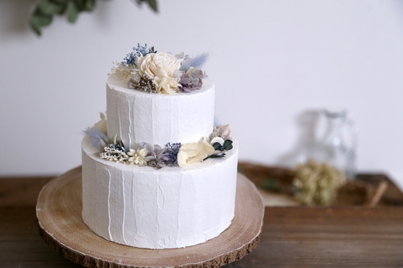 ※期間限定価格※ 本物のお花を使ったクレイ本物のお花を使ったクレイケーキ ブルー×ホワイト くすみカラーのフェイクケーキ 1枚目の画像