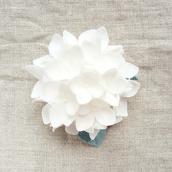 リネンのコサージュ＊紫陽花(オフホワイト/くすみブルー） 2枚目の画像