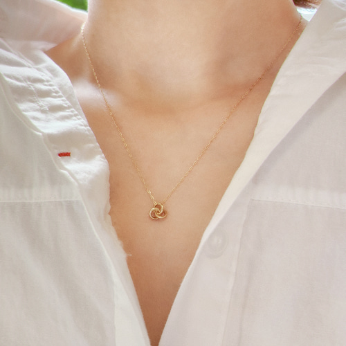 K10【つけっぱなしOK】トリプルサークル ゴールドネックレス