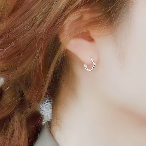 041At【高品質✨】フープピアス　リボン　シルバー　プラチナ仕上　大人かわいい メタル リボン フープピアス シルバー（ピアス（両耳用