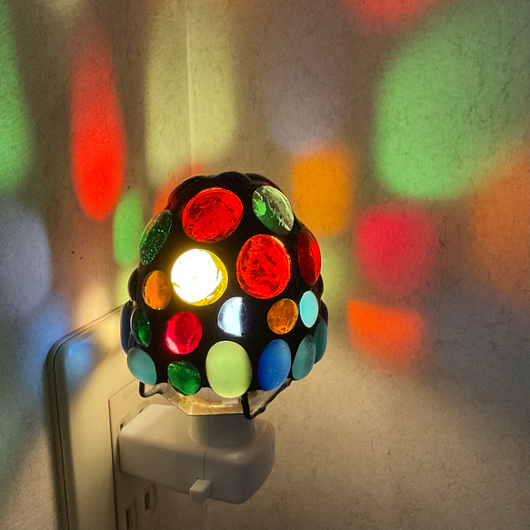 光るきのこのおやすみランプ011 コンセント式 LED ステンドグラス 2枚目の画像
