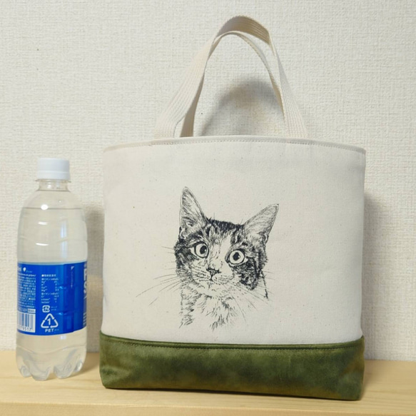 つぶらな瞳のキジトラ猫　トートバッグ 小ぶり　革調フェルト　グリーン 6枚目の画像
