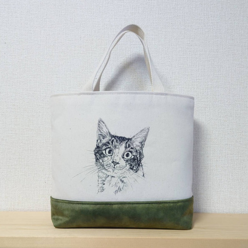 つぶらな瞳のキジトラ猫 トートバッグ 小ぶり 革調フェルト グリーン 