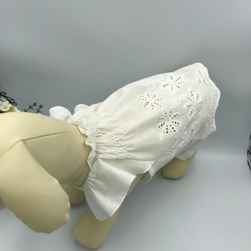 ♡犬服♡小型犬服♡ハンドメイド♡さくらんぼチュニック♡手編み犬服♡ ハンドメイド♡犬服 さくらんぼの三段フリルキャミワンピース