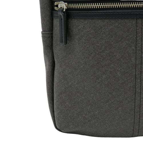 【極美品】VETEMENTS ヴェトモン ボディバッグ ブラック 長財布収納可 極美品】VETEMENTS ヴェトモン ボディバッグ ブラック 長財布収納可