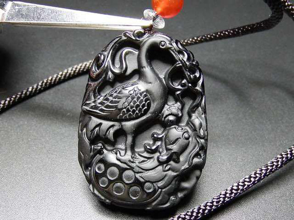 展示品鶴亀長寿天然石オブシディアン鶴亀彫り縁起物ネックレス 1枚目の画像