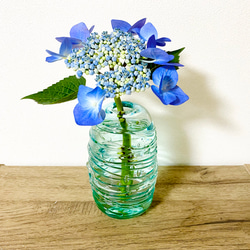 みずみずしいブルーのガラス花器 1枚目の画像