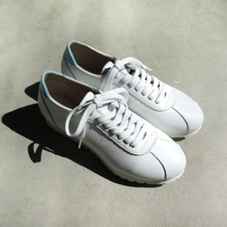 【流行白鞋！ ] 經典設計與高品質真皮！ EMA 運動鞋/白色 x 淺藍色 第1張的照片