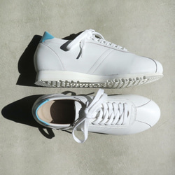 【流行白鞋！ ] 經典設計與高品質真皮！ EMA 運動鞋/白色 x 淺藍色 第5張的照片