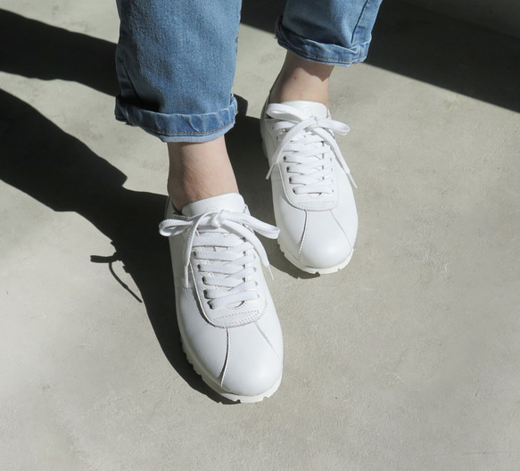 【流行白鞋！ ] 經典設計與高品質真皮！ EMA 運動鞋/白色 x 淺藍色 第3張的照片