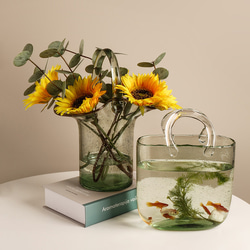 ハンドバッグに包まれたガラスの花瓶 3枚目の画像