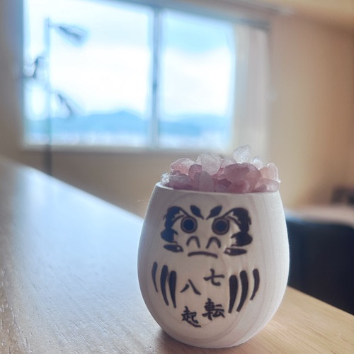 七転び八起きのお猪口 × ヒマラヤ岩塩｜無塗装仕上げの素朴な縁起飾り