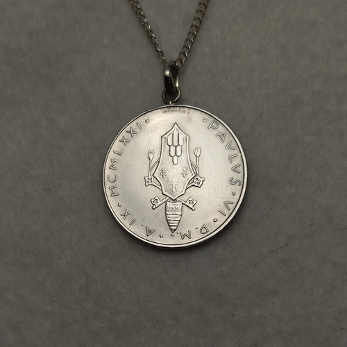 バチカン市国の鳩のコインネックレス ネックレス・ペンダント aotama  