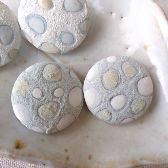 水玉のピアス　水色　　　＊自然素材で染めた卵の殻で作るSDGｓなアクセサリー　　淡い　ほんわか　パステルカラー　雨　梅雨 1枚目の画像