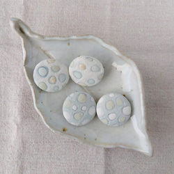 水玉のピアス　水色　　　＊自然素材で染めた卵の殻で作るSDGｓなアクセサリー　　淡い　ほんわか　パステルカラー　雨　梅雨 2枚目の画像