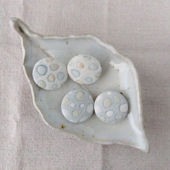 水玉のイヤリング　水色　　＊自然素材で染めた卵の殻で作るSDGｓなアクセサリー　　淡い　パステルカラー　雨　梅雨 2枚目の画像