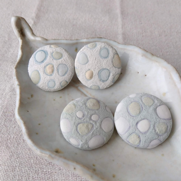 水玉のイヤリング　水色　　＊自然素材で染めた卵の殻で作るSDGｓなアクセサリー　　淡い　パステルカラー　雨　梅雨 3枚目の画像