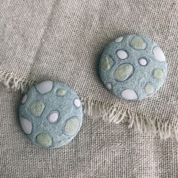 水玉のイヤリング　水色　　＊自然素材で染めた卵の殻で作るSDGｓなアクセサリー　　淡い　パステルカラー　雨　梅雨 5枚目の画像