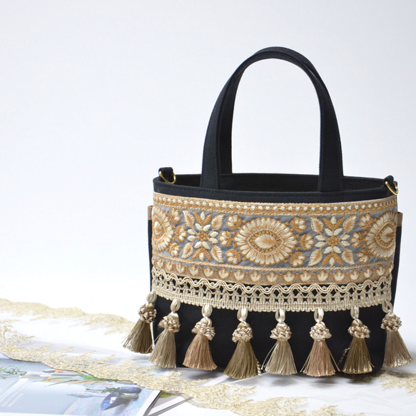 ミニサイズ　ブラック　エンブロイダリートートバッグ　インド刺繍&タッセル 1枚目の画像