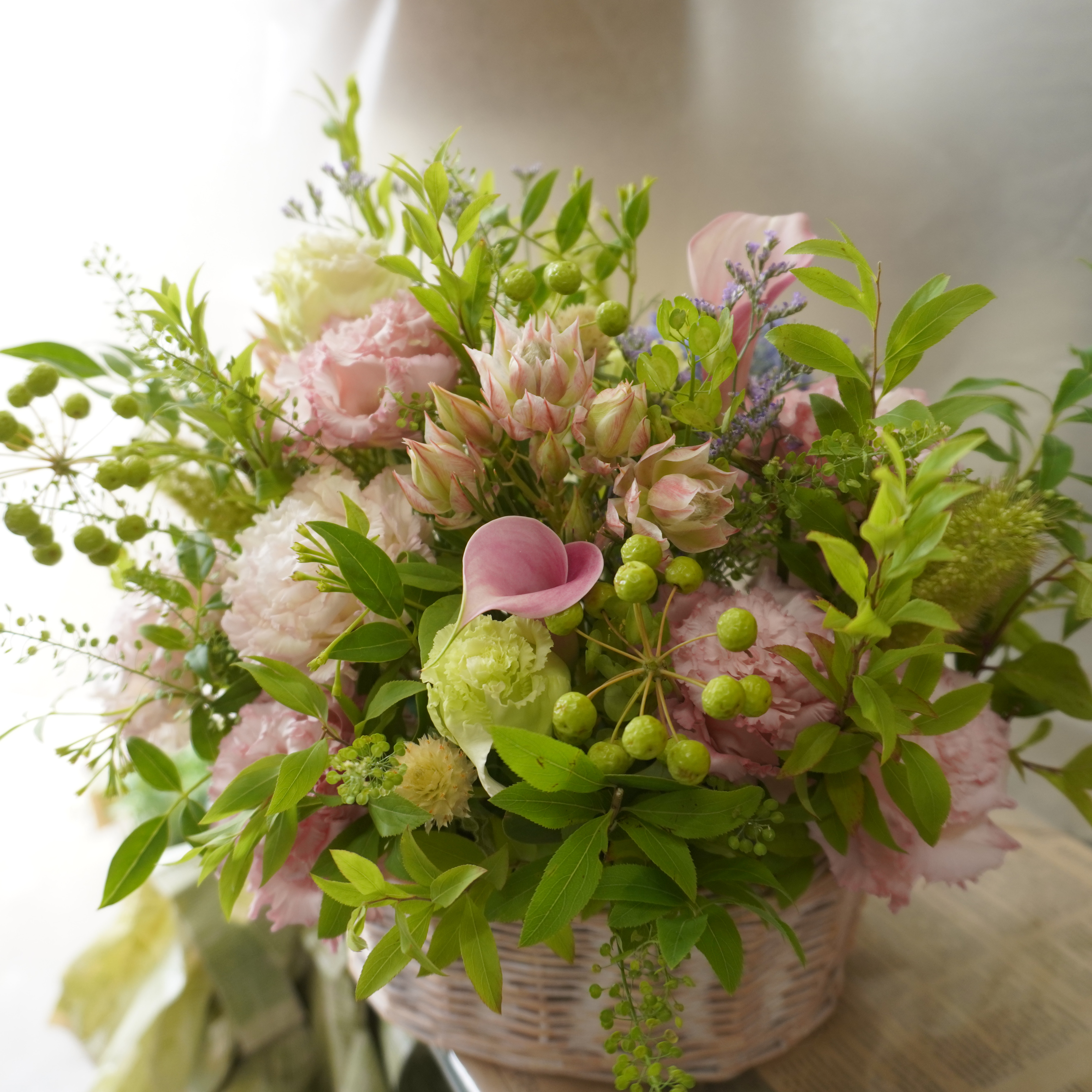 多様な色の花のアレンジメント