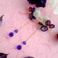 アジアンテイスト・シードビーズの青い小花とボタンのイヤリング　大ぶり　ゴージャス　お姫様風　和風　花モチーフ　浴衣にも 1枚目の画像