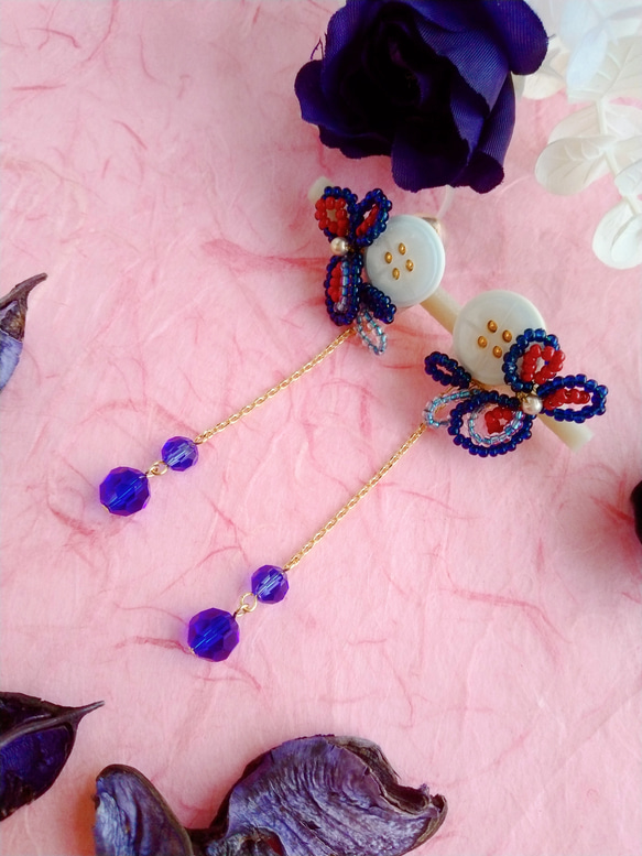 アジアンテイスト・シードビーズの青い小花とボタンのイヤリング　大ぶり　ゴージャス　お姫様風　和風　花モチーフ　浴衣にも 1枚目の画像