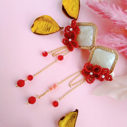 シノワズリ・赤い花と赤いガラス。白いボタンのイヤリング　大ぶり　ゴージャス　お姫様風　中国時代劇　浴衣にも 2枚目の画像