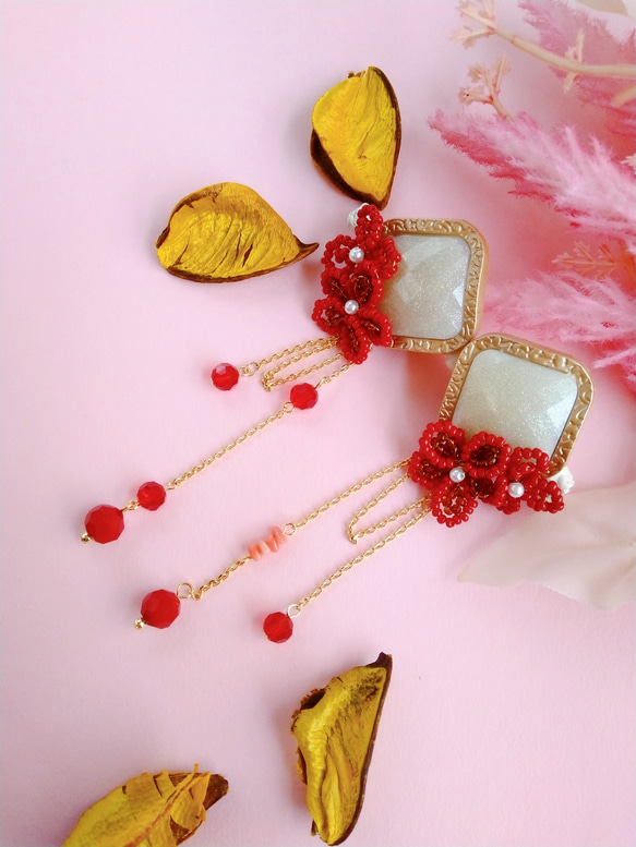 シノワズリ・赤い花と赤いガラス。白いボタンのイヤリング　大ぶり　ゴージャス　お姫様風　中国時代劇　浴衣にも 2枚目の画像