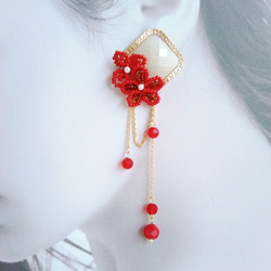 シノワズリ・赤い花と赤いガラス。白いボタンのイヤリング　大ぶり　ゴージャス　お姫様風　中国時代劇　浴衣にも 4枚目の画像