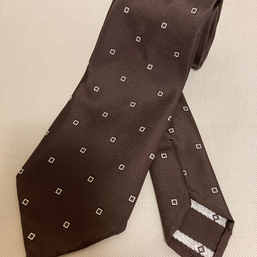 フルハンドのセッテピエゲネクタイ イタリア仕込みの一枚仕立です  